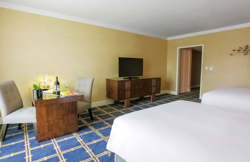 Sunnyvale West Hotel | Indulge In An Unforgettable Getaway Experience! 4 Relaxing Units, Onsite Pool