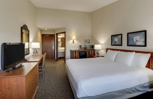 Columbia Hotel | Indulge in Columbia's Rustic-Charm Suites with Heated Pools & Bar