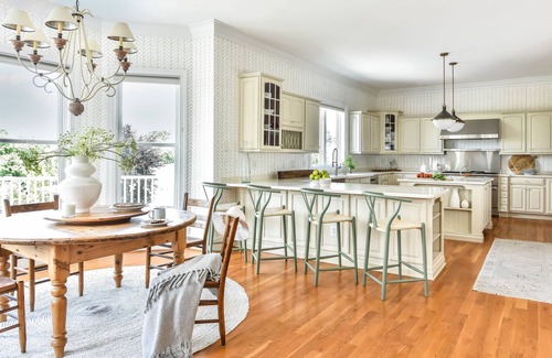 Leesburg House | Indulge in Elegance: 7 BR Manor in Historic Waterford