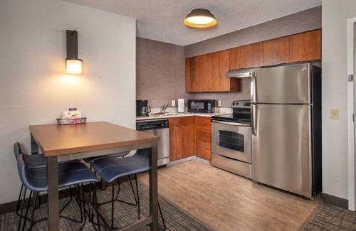 Linthicum Heights Hotel | Indulge in Home Like Comfort! 3 Comfortable Units, w/Pool, Free Breakfast!