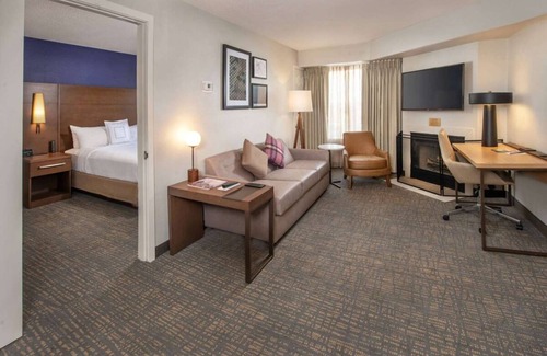 Linthicum Heights Hotel | Indulge in Home Like Comfort! 3 Comfortable Units, w/Pool, Free Breakfast!