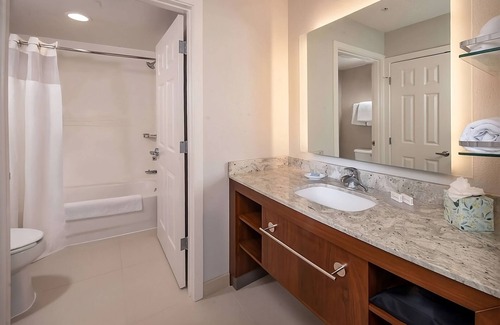 Linthicum Heights Hotel | Indulge in Home Like Comfort! 3 Comfortable Units, w/Pool, Free Breakfast!