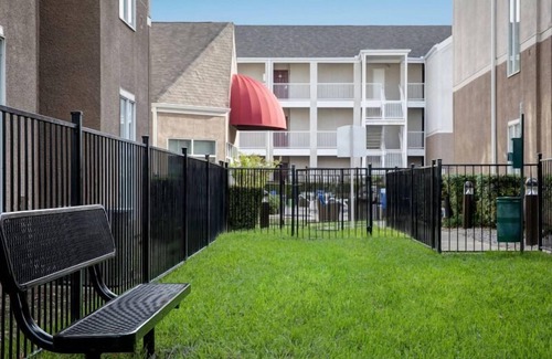 Dallas Apartment | Indulge in Home Like Comfort! Parking, Pool, Close to Dallas Museum of Art