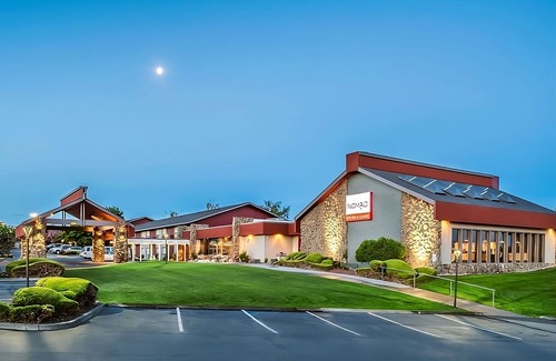 Tri-Cities Resort | Indulge in Home Like Comfort! Contemporary Unit, w/FREE Parking & Onsite Pool!