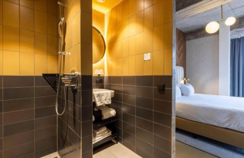 Kralingen-Crooswijk House | Indulge in Spacious Rooms – Steps from Historic Attractions - 4 Units
