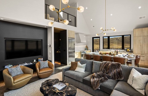 Pray House | Indulge in the Ultimate Western Retreat: Ideal location close to adventures
