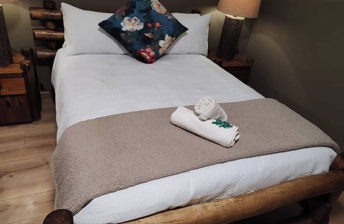 Greater Johannesburg Metropolitan Area House | Indulgent Escape, Jet Bath, Stunning Views & Boma Firepit -Retreat from the City