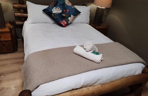 Greater Johannesburg Metropolitan Area House | Indulgent Escape, Jet Bath, Stunning Views Boma Firepit -Retreat from the City