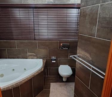 Greater Johannesburg Metropolitan Area House | Indulgent Escape, Jet Bath, Stunning Views Boma Firepit -Retreat from the City