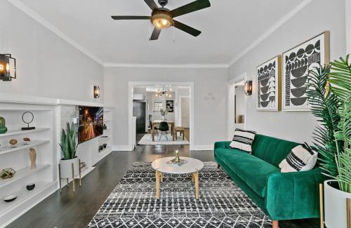 Boystown Apartment | Indulging 2BR Apartment in Festive Boystown - Buckingham 1