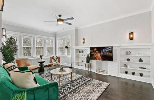 Boystown Apartment | Indulging 2BR Apartment in Festive Boystown - Buckingham 1
