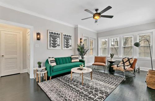 Boystown Apartment | Indulging 2BR Apartment in Festive Boystown - Buckingham 1