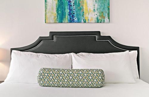 Boystown Apartment | Indulging 2BR Apartment in Festive Boystown - Buckingham 1