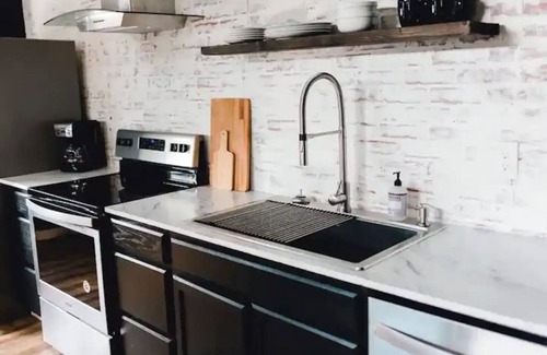 Tri-Cities House | Industria - Private ground floor apartment, loaded with amenities.