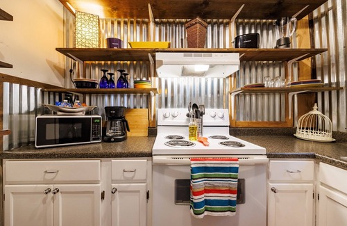 Fort Payne Apartment | Industrial Apartment #3 Queen Studio