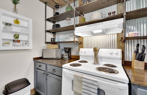 Fort Payne Apartment | Industrial Apartment #1 Queen Studio