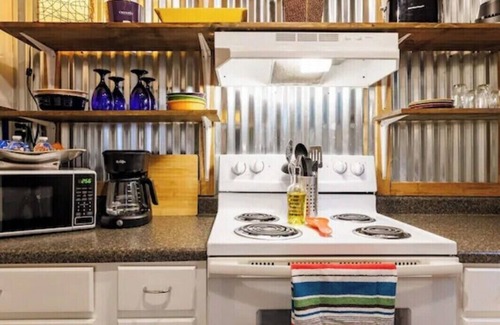 Fort Payne Apartment | Industrial Apartment #3 Queen Studio