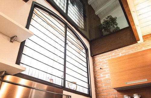 Sant'Eufemia Apartment | INDUSTRIAL APT./GARAGE, WIFI, NETFLIX near downtown