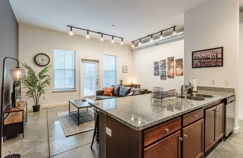 Downtown Memphis Apartment | Industrial KING SUITE downtown with a POOL and GYM