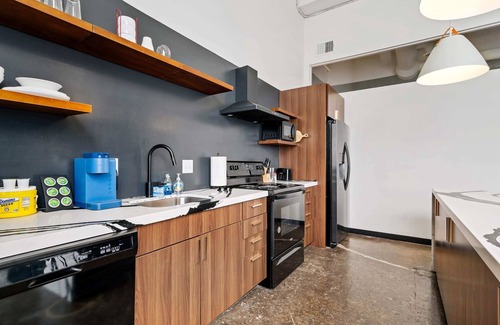 North Oakland Apartment | Industrial Loft 3 min to Hillman Cancer Center Sleeps 6