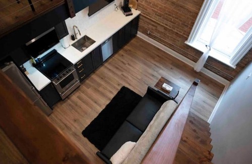 Barrie Apartment | Industrial Luxury Living w/17ft Ceilings & King bd