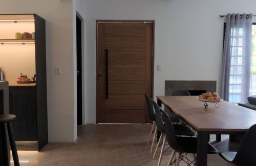 Paruru Cottage | Industrial style country house with 4 suites. Pets allowed. Quiet condominium