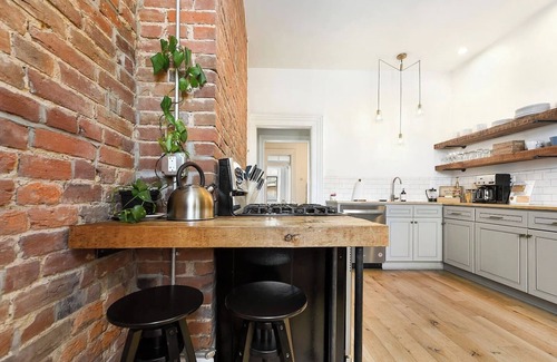 East Allegheny Apartment | Industrial Vintage Retreat Near Downtown, Stadiums