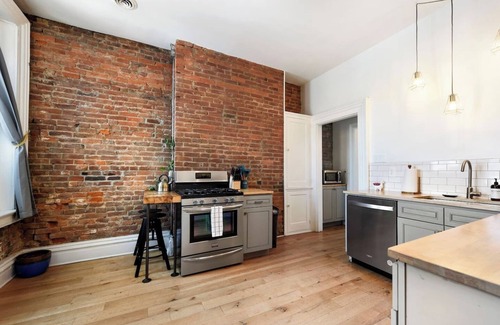 East Allegheny Apartment | Industrial Vintage Retreat Near Downtown, Stadiums