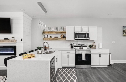 Mapleton/Fall Creek House | Indy City Stay | Room for 6 | Modern Comfort