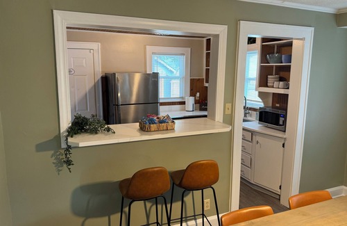 Indianapolis House | Indy Escape/Hot Tub, BBQ &Arcade Near Broad Ripple