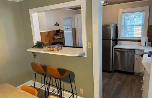 Indianapolis House | Indy Escape/Hot Tub, BBQ &Arcade Near Broad Ripple