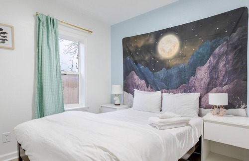 Fountain Square Cottage | Indy Yellow Modern Stylish City Oasis 3BR Retreat with Parking