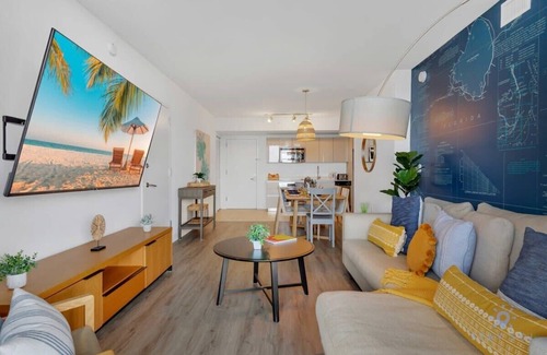 Hallandale Beach Apartment | Infinite Views + Amazing Pool + Gym + Near Beach