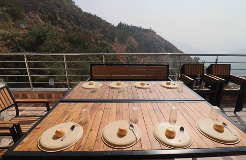Panchgani Hotel | Infiniti pool rooms at Panchghani