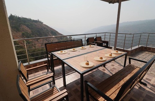Panchgani Hotel | Infiniti pool rooms at Panchghani