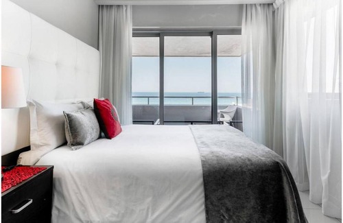 Bloubergstrand Apartment | Infinity Luxury Beachfront Apartment