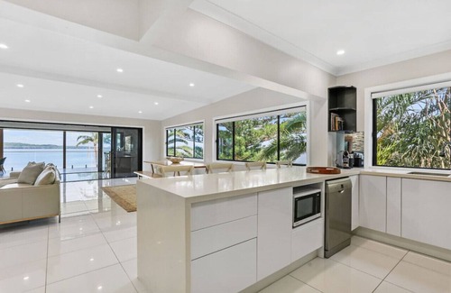 Central Coast Villa | Infinity on Moss Panoramic Lakefront 6 BDRM Villa