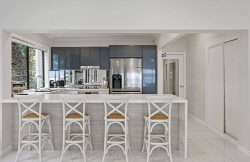 Central Coast Villa | Infinity on Moss Panoramic Lakefront 6 BDRM Villa