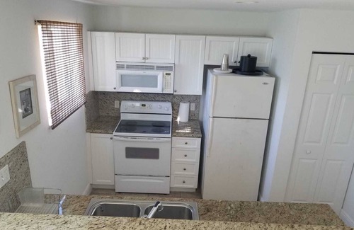 Alice Town House | "Infinity Poolside" - Ocean Villa 2 BR/3 BA