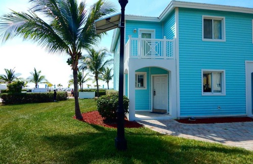 Alice Town House | "Infinity Poolside" - Ocean Villa 2 BR/3 BA