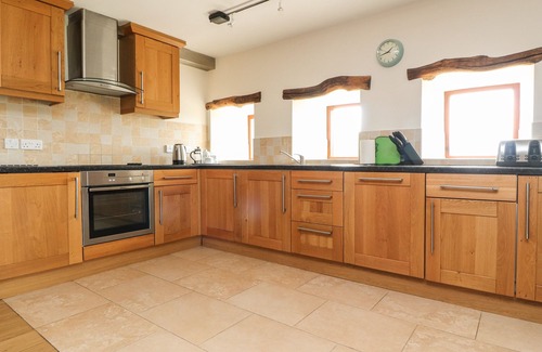 Fourstones Near Bentham Cottage | INGLEBOROUGH BARN, pet friendly, with hot tub in High Bentham