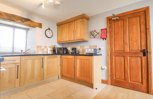 Fourstones Near Bentham Cottage | INGLEBOROUGH BARN, pet friendly, with hot tub in High Bentham
