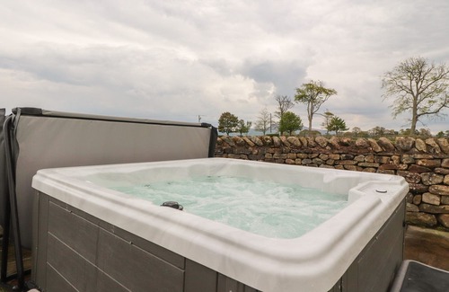 Fourstones Near Bentham Cottage | INGLEBOROUGH BARN, pet friendly, with hot tub in High Bentham