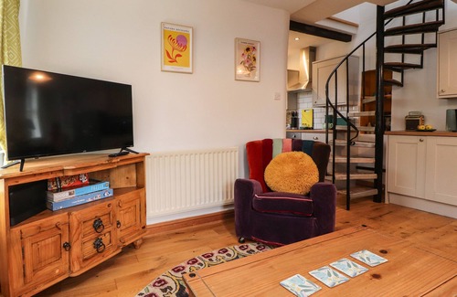 Skipton House | INGLENOOK COTTAGE, pet friendly, with a garden in Long Preston