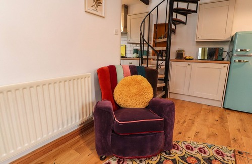 Skipton House | INGLENOOK COTTAGE, pet friendly, with a garden in Long Preston