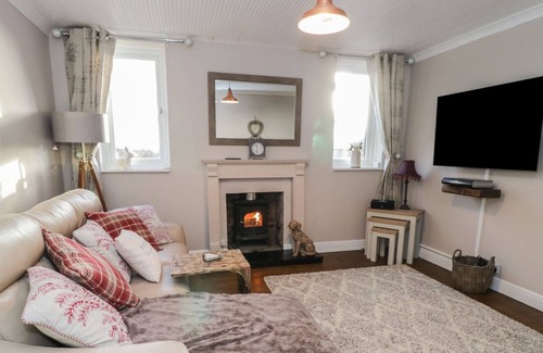 Storwood Cottage | INGLEWOOD, pet friendly, with open fire in Ellerton