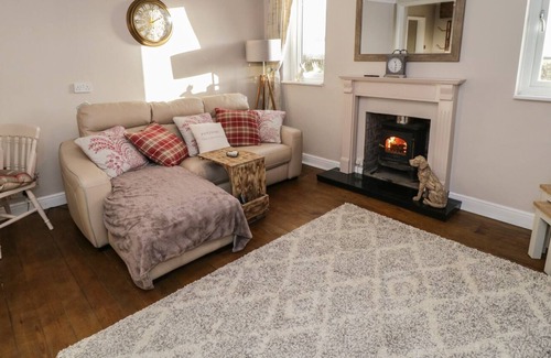 Storwood Cottage | INGLEWOOD, pet friendly, with open fire in Ellerton
