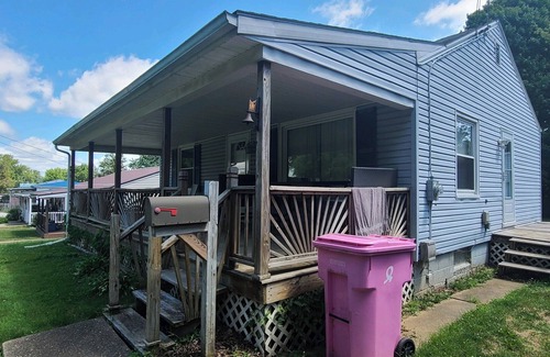 Mansfield House | Inkcarceration Blue Sapphire Cottage, Close to Venue