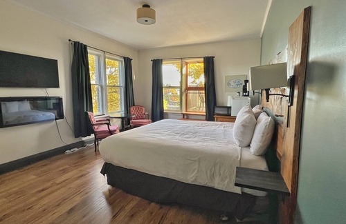 Bracebridge Hotel | Inn at the Falls