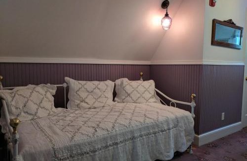 Village Green Hotel | Inn at the Park